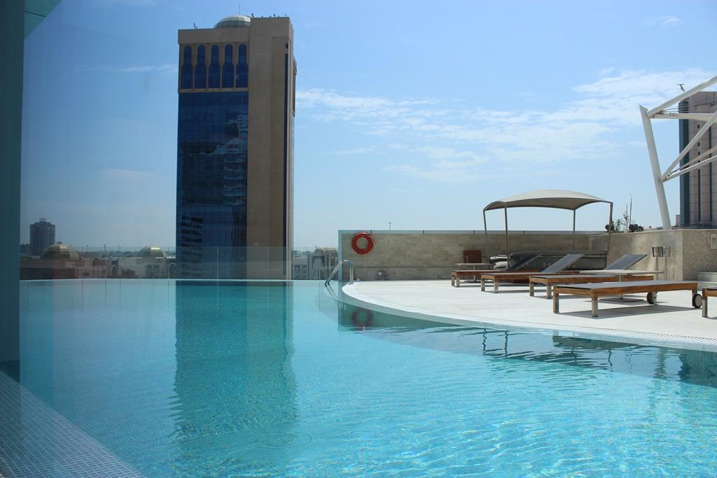 ラミー グランド ホテル アンド スパ マナーマ エクステリア 写真 The pool at the hotel