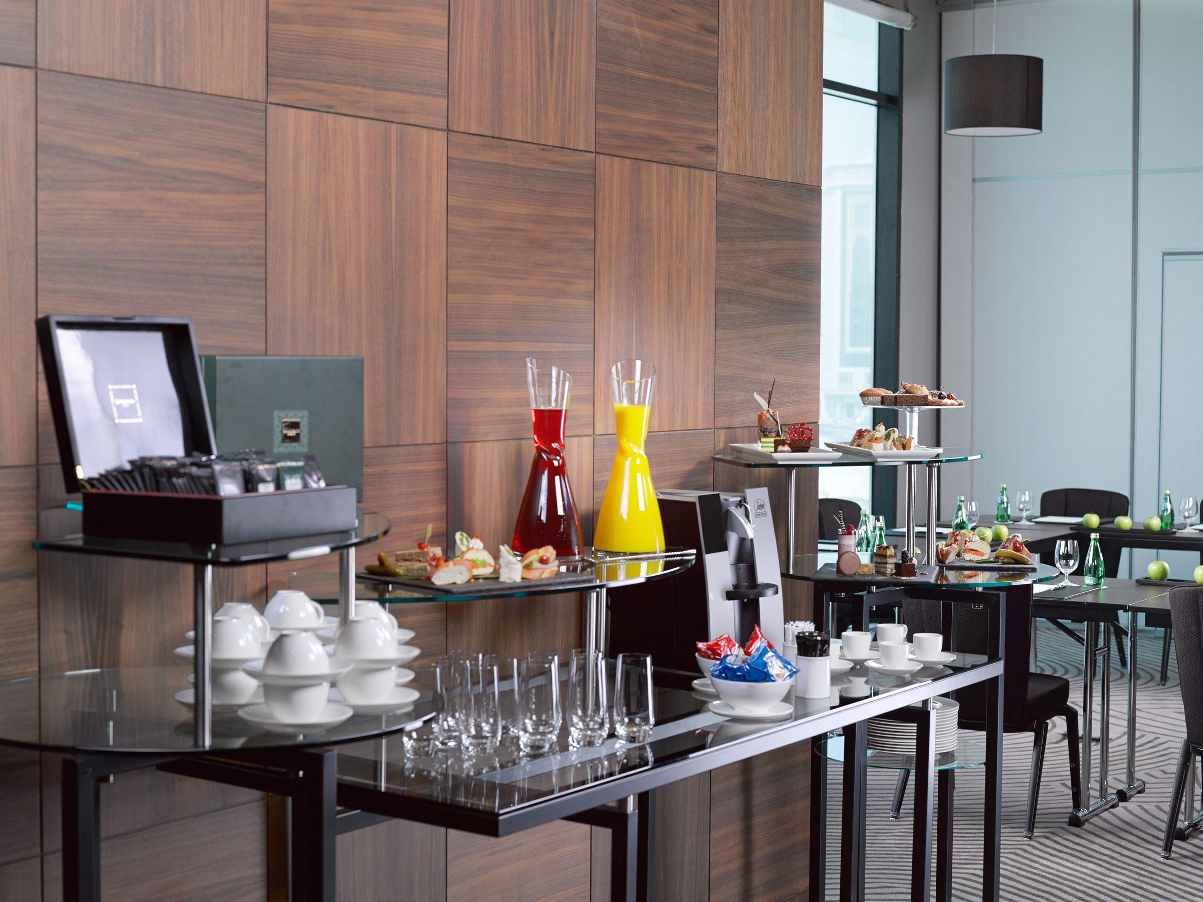 ラミー グランド ホテル アンド スパ マナーマ エクステリア 写真 A buffet at a hotel