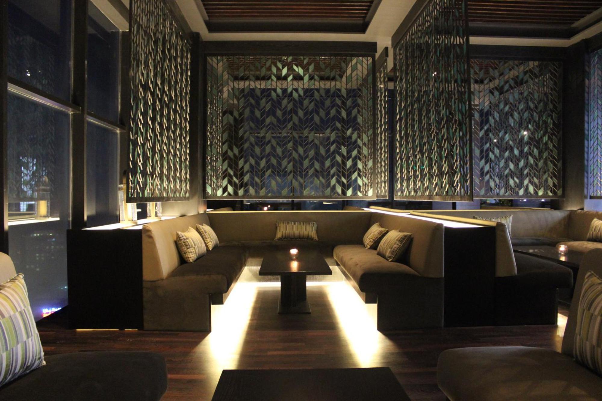 ラミー グランド ホテル アンド スパ マナーマ エクステリア 写真 The interior of the bar