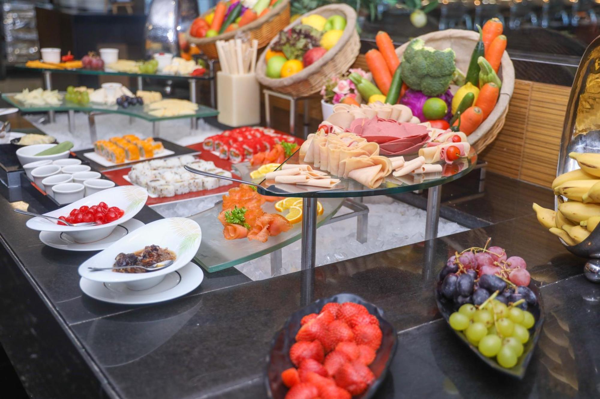 ラミー グランド ホテル アンド スパ マナーマ エクステリア 写真 A buffet at a hotel