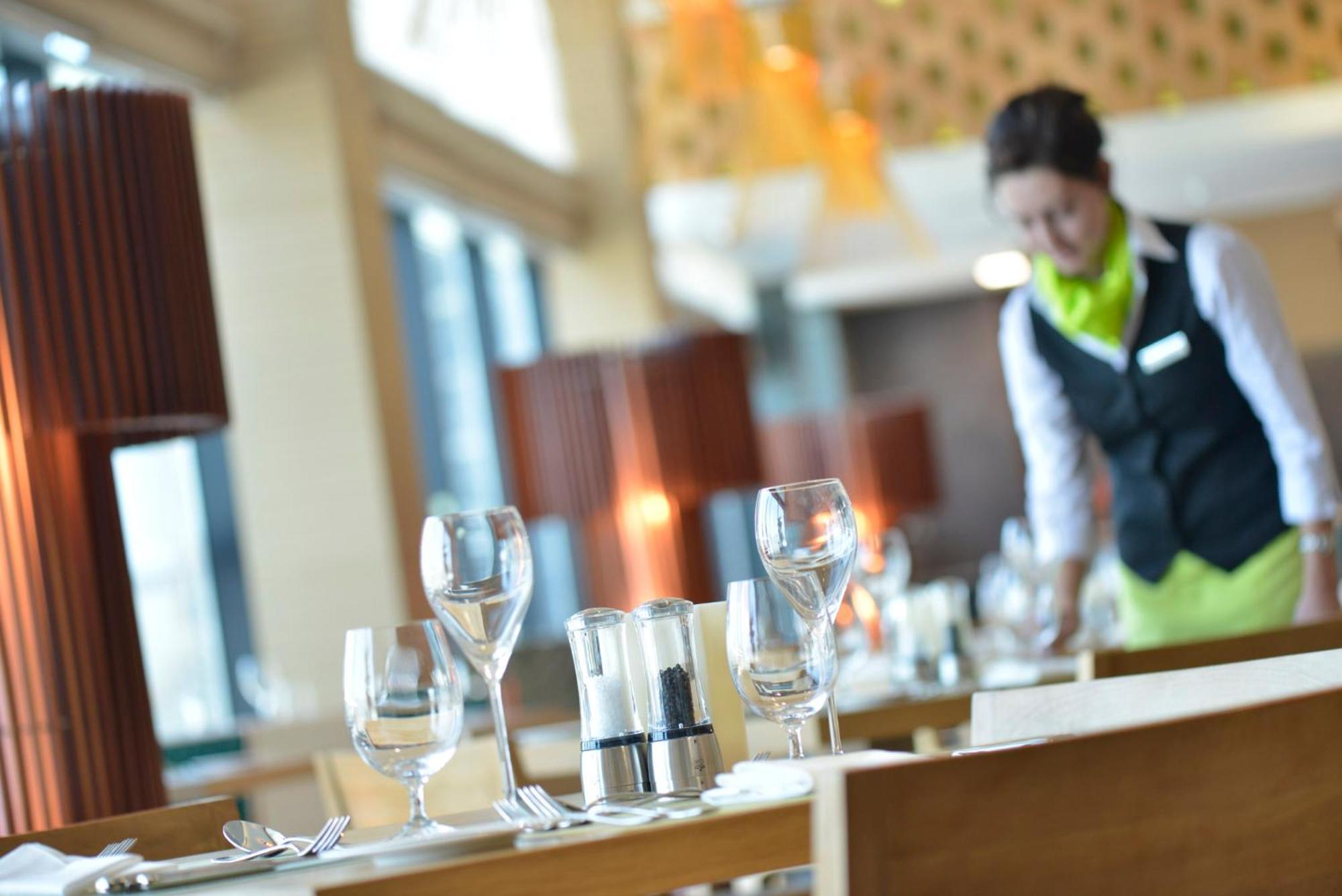 ラミー グランド ホテル アンド スパ マナーマ エクステリア 写真 A restaurant in the airport