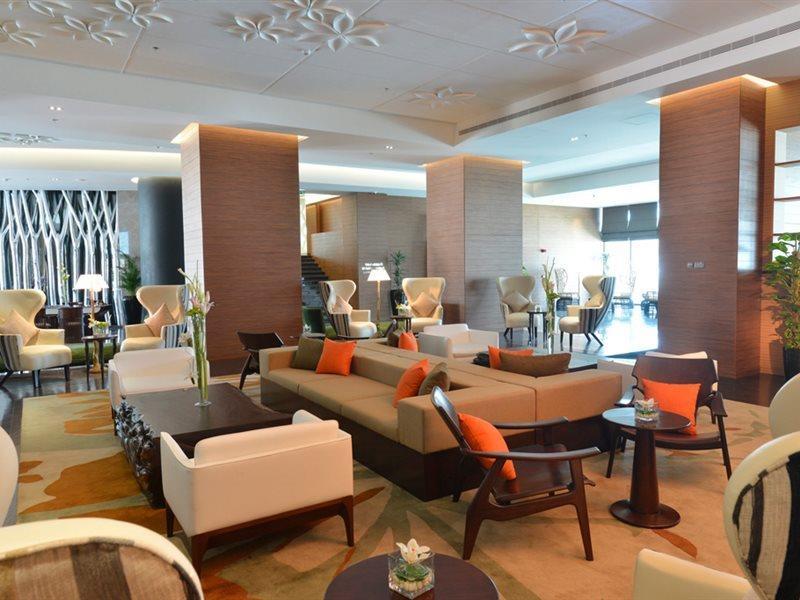 ラミー グランド ホテル アンド スパ マナーマ エクステリア 写真 The lobby of the hotel