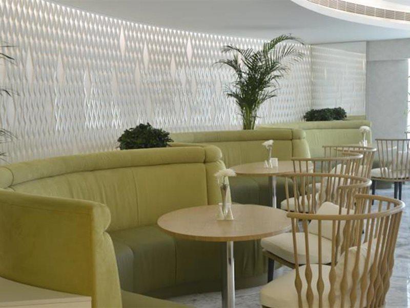 ラミー グランド ホテル アンド スパ マナーマ エクステリア 写真 The interior of the lounge