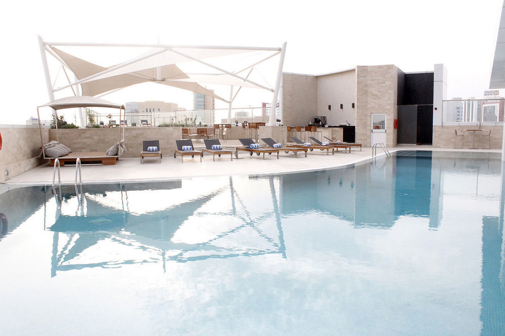 ラミー グランド ホテル アンド スパ マナーマ エクステリア 写真 The pool at the hotel